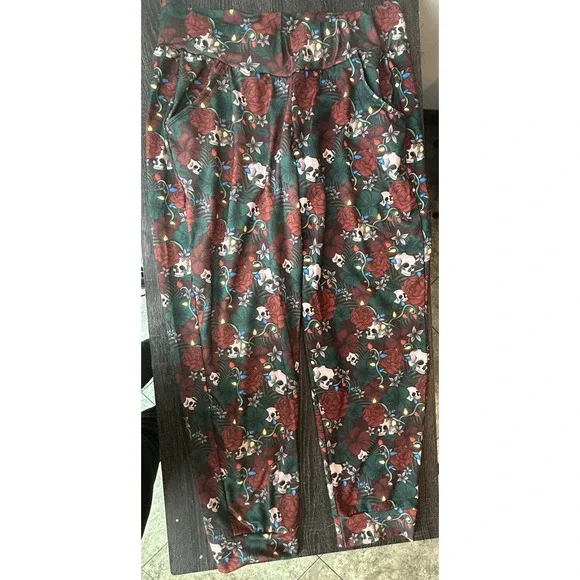 Altered Star Co Skulls & Roses Christmas Lights Joggers 2XL Goth Whimsigoth Xmas - Picture 2 of 5